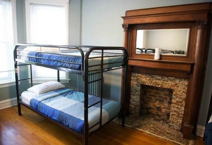Wrigley Hostel   Chicago