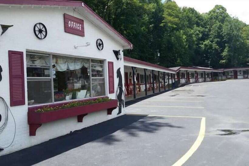 A Holiday Motel Maggie Valley