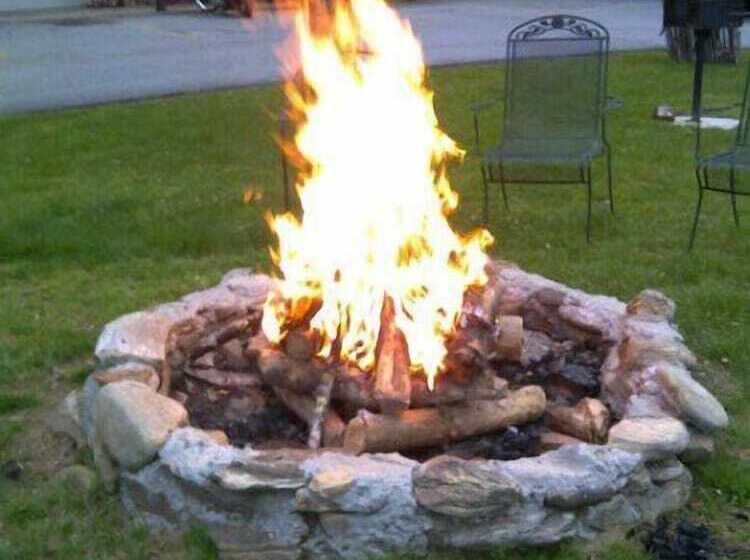 A Holiday Motel Maggie Valley