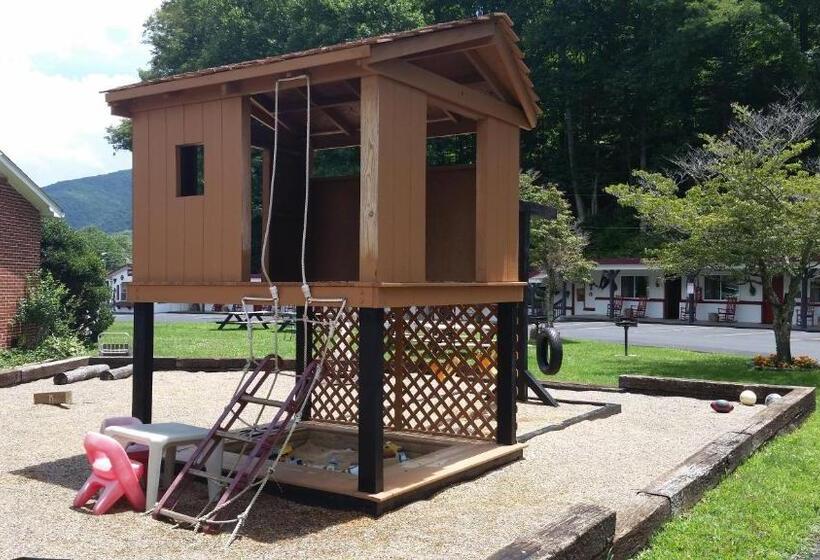 A Holiday Motel   Maggie Valley