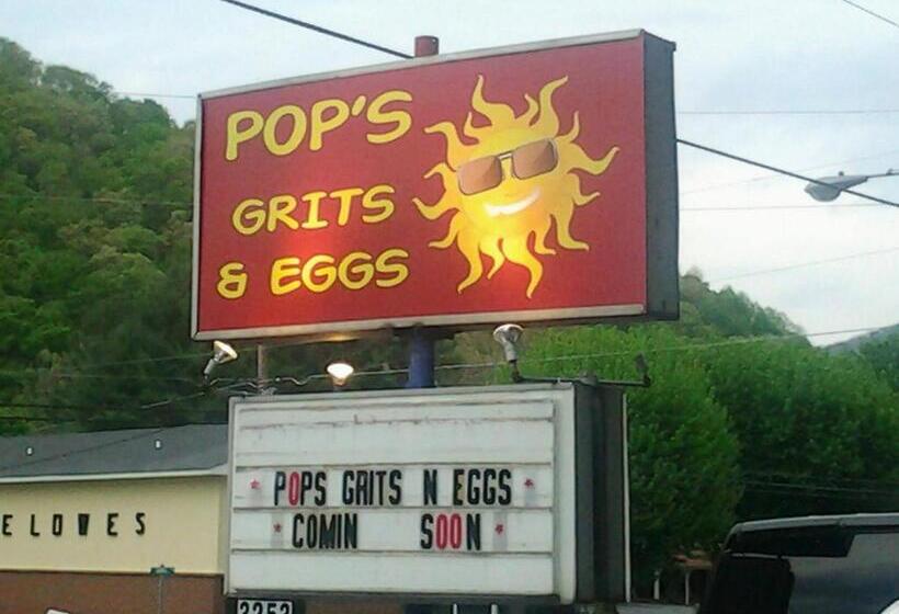 A Holiday Motel Maggie Valley