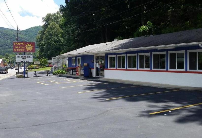 A Holiday Motel Maggie Valley