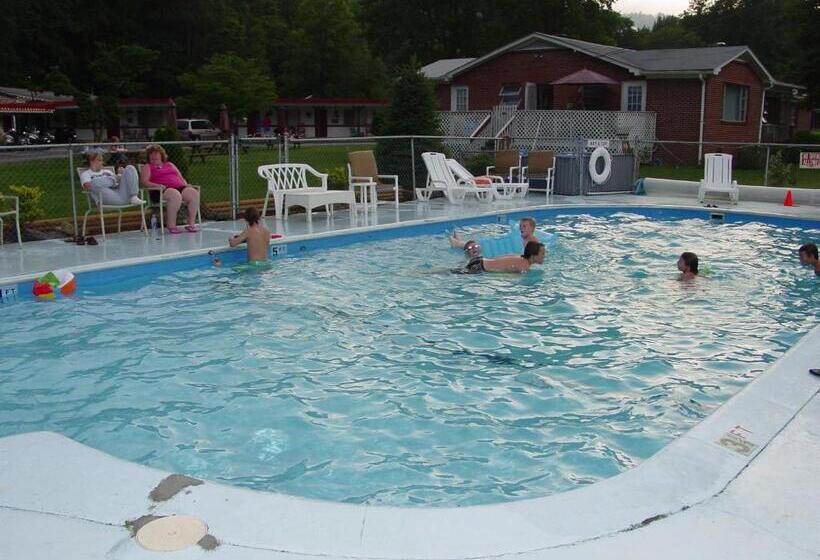 A Holiday Motel Maggie Valley