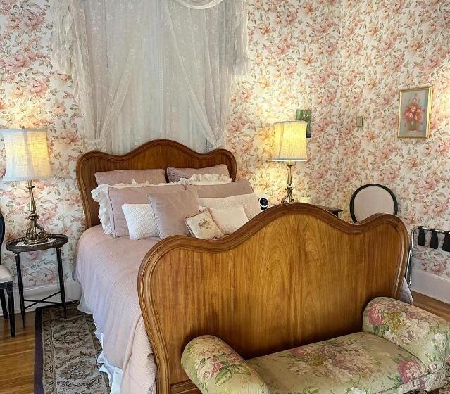 تختخواب و صبحانه The Blenman Inn