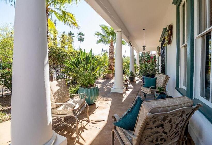 تختخواب و صبحانه The Blenman Inn