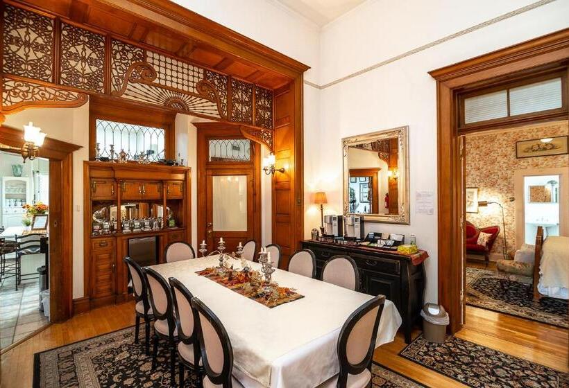 تختخواب و صبحانه The Blenman Inn