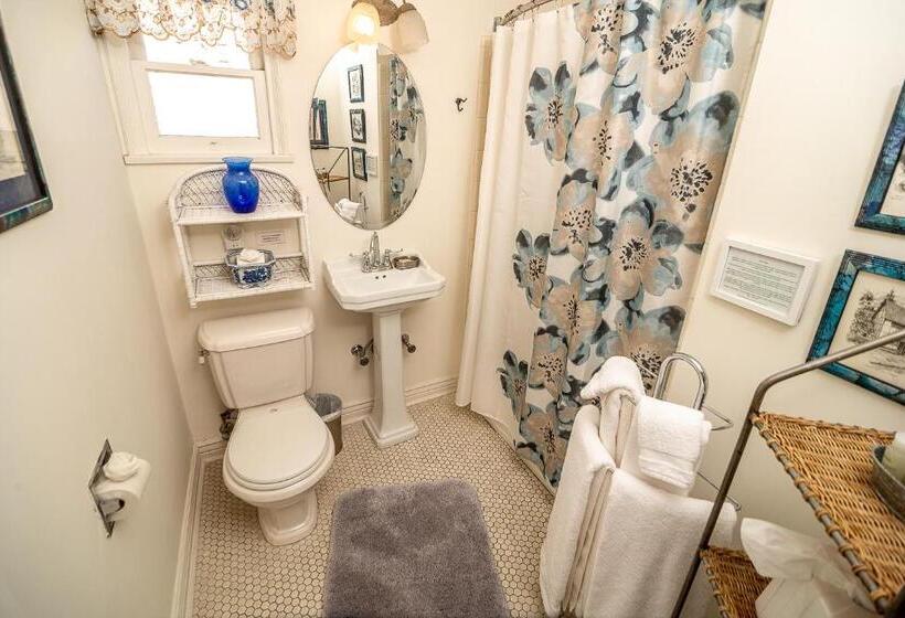 تختخواب و صبحانه The Blenman Inn