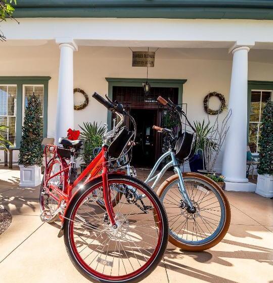 تختخواب و صبحانه The Blenman Inn