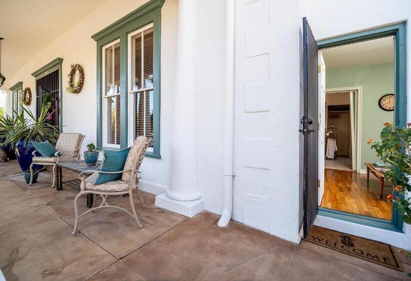 تختخواب و صبحانه The Blenman Inn