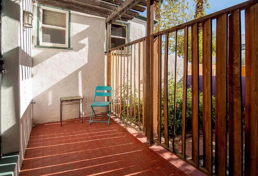 تختخواب و صبحانه The Blenman Inn