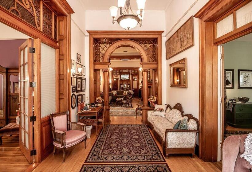 تختخواب و صبحانه The Blenman Inn