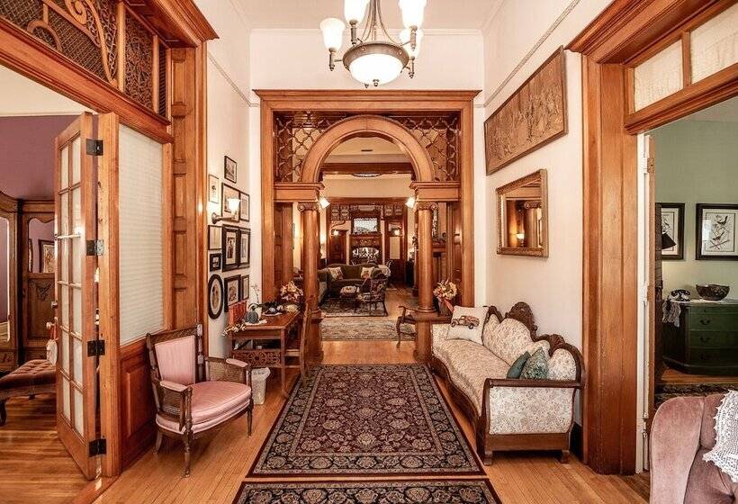 تختخواب و صبحانه The Blenman Inn