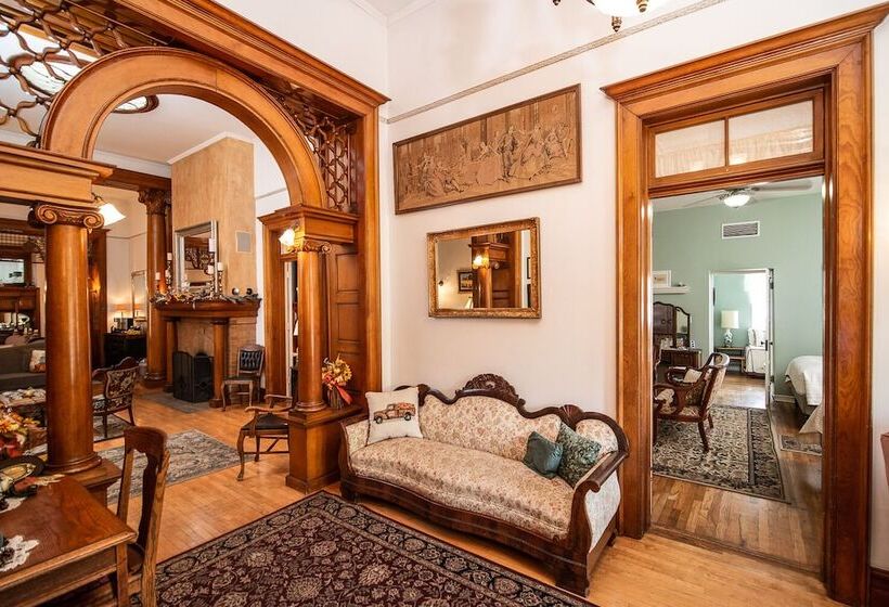 تختخواب و صبحانه The Blenman Inn