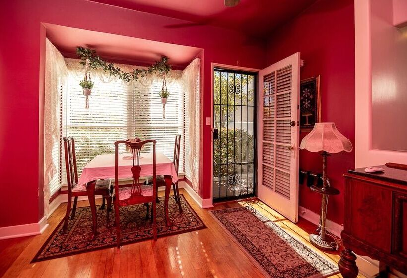 تختخواب و صبحانه The Blenman Inn