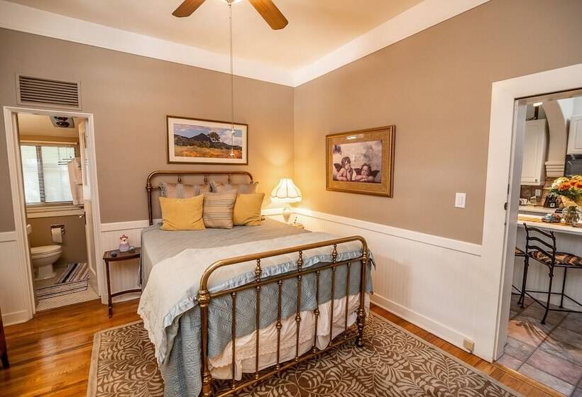 تختخواب و صبحانه The Blenman Inn