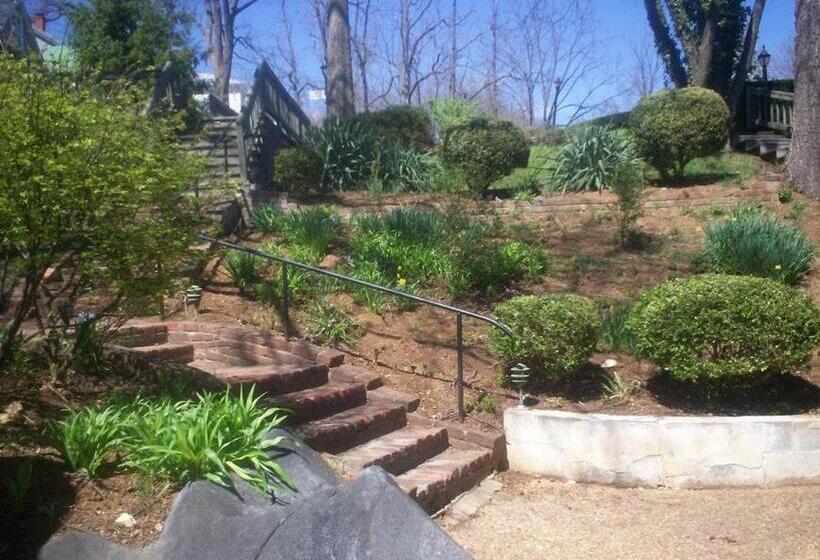 مبيت وإفطار Ubon Thai Victorian Inn & Restaurant