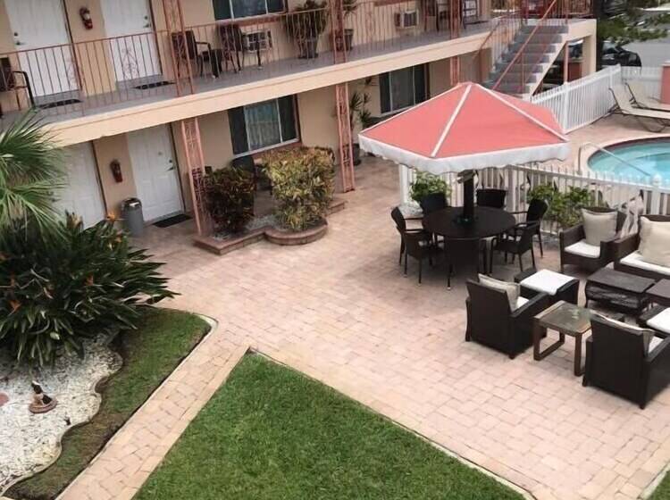 Carlton House Motel And Suites