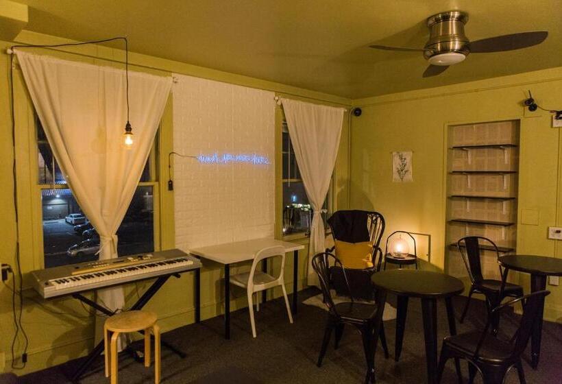 American Hotel Hostel