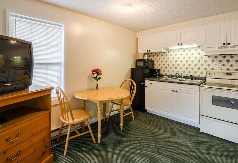 Highland Hills Motel & Cabins