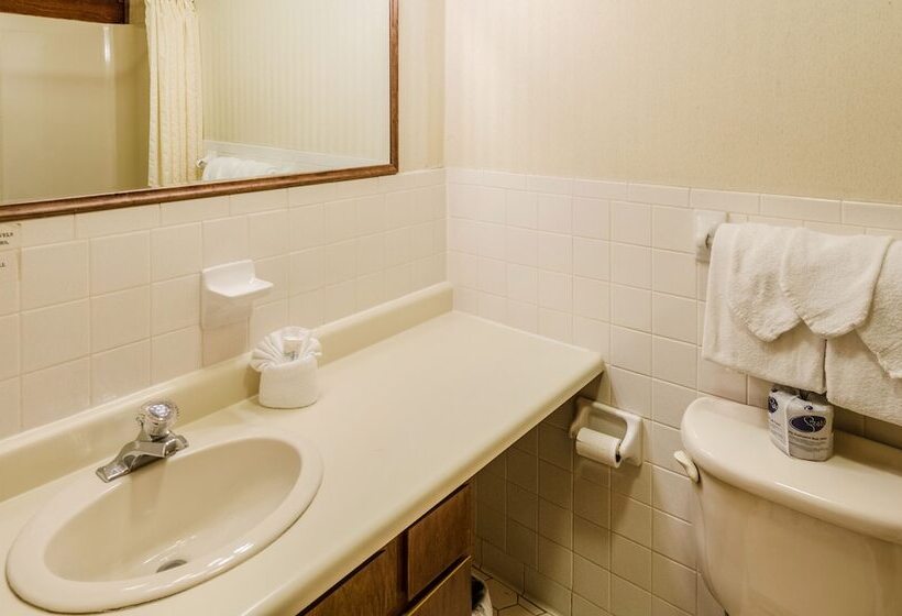 Highland Hills Motel & Cabins