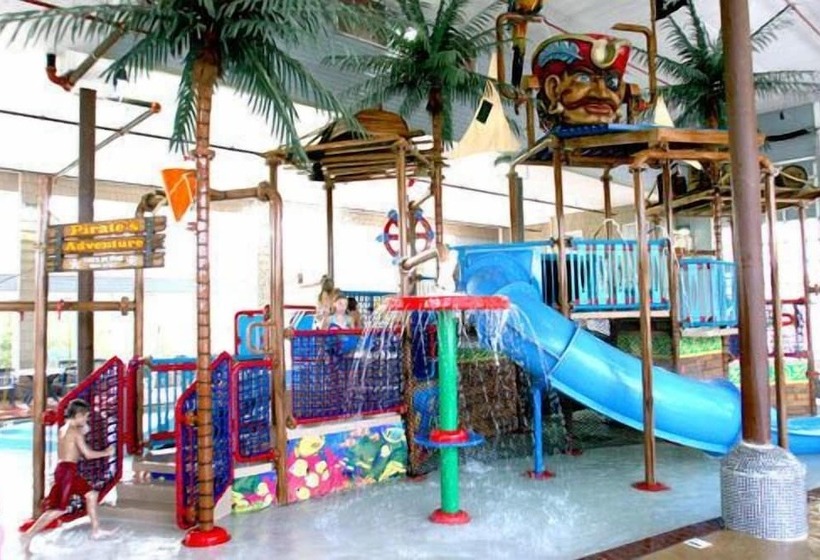 בית מלון כפרי Cabins Of Mackinac & Lodge