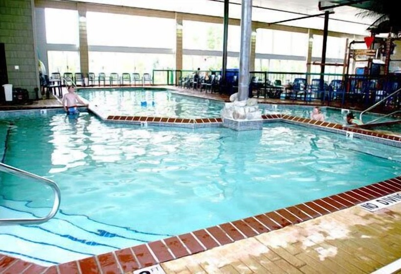 בית מלון כפרי Cabins Of Mackinac & Lodge