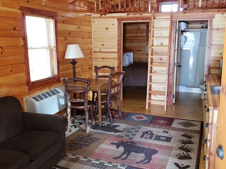 בית מלון כפרי Cabins Of Mackinac & Lodge