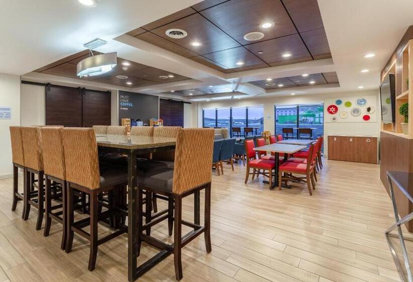 فندق Holiday Inn Express & Suites Cedar Falls   Waterloo, An Ihg