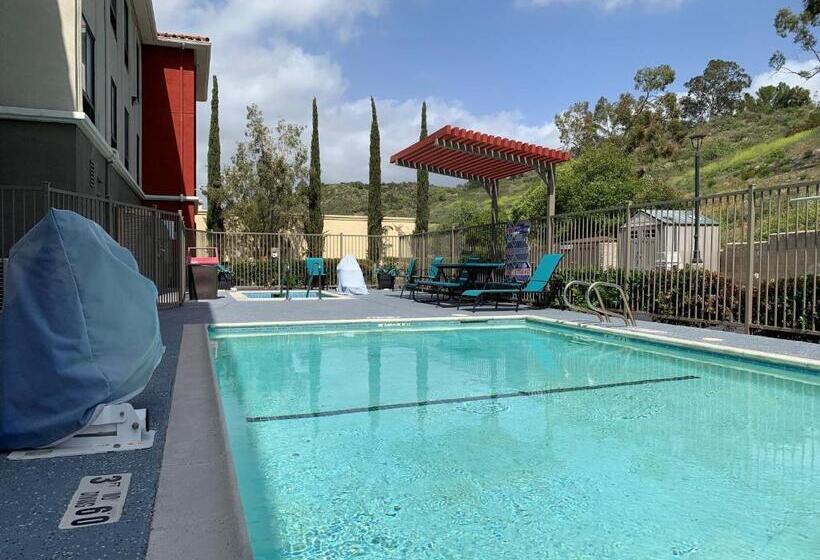 호텔 Holiday Inn Express & Suites   Lake Forest, An Ihg