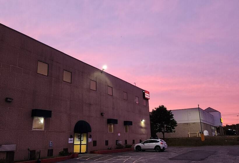 فندق Katahdin Inn & Suites