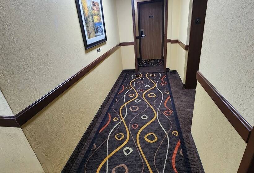 فندق Katahdin Inn & Suites