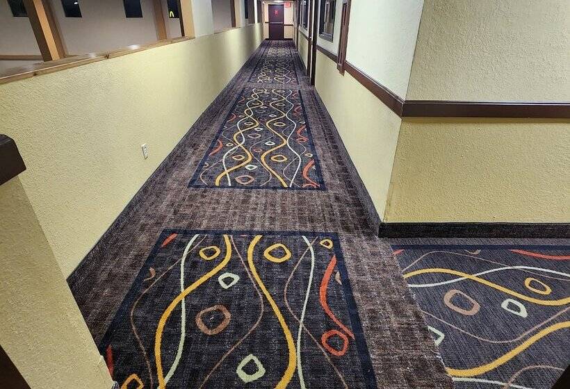 فندق Katahdin Inn & Suites