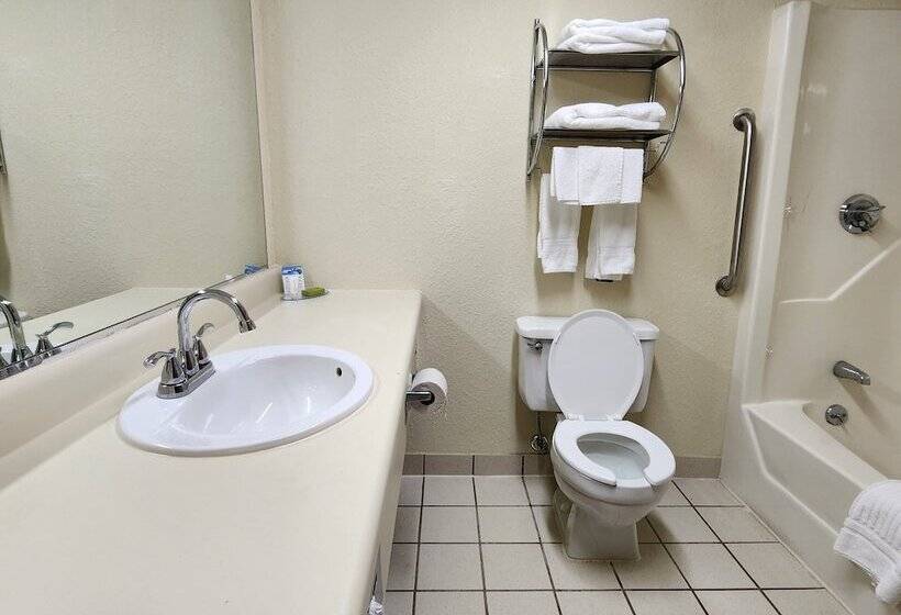 فندق Katahdin Inn & Suites