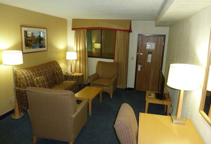 فندق Katahdin Inn & Suites