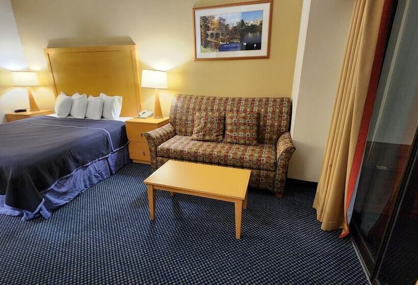 فندق Katahdin Inn & Suites