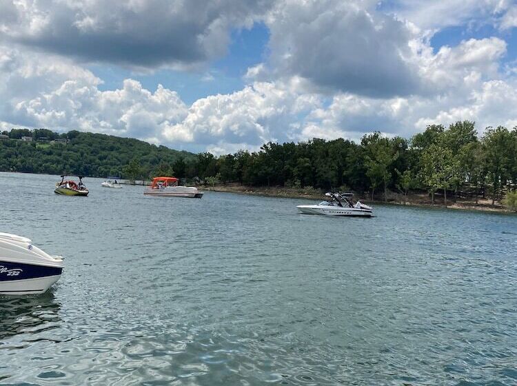 فندق Port Of Kimberling Marina & Resort