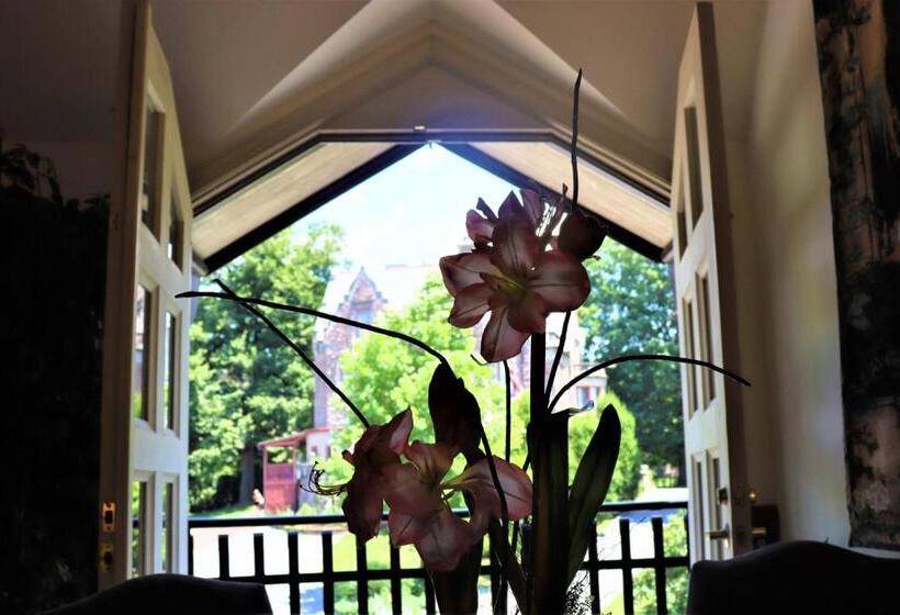 هتل The Gables At Stirling Guest