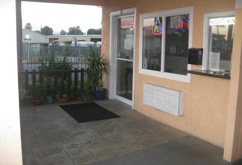 호텔 Travel Inn And Suites