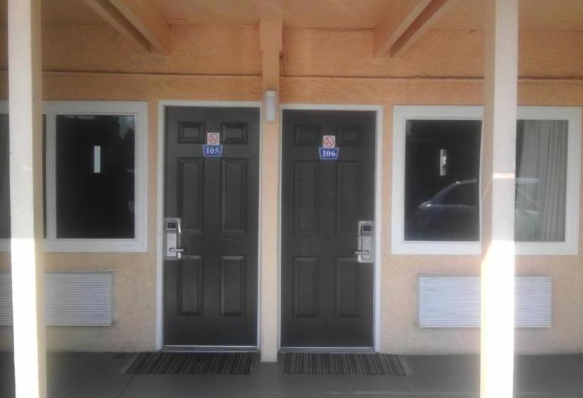 호텔 Travel Inn And Suites