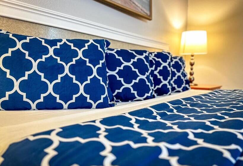 فندق على الطريق Americas Inn & Suite