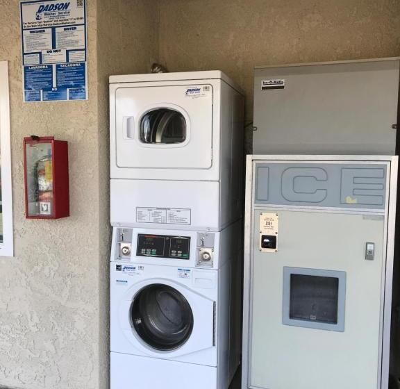 모텔 Arlington Inn