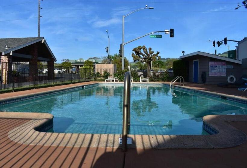 فندق على الطريق Country Inn