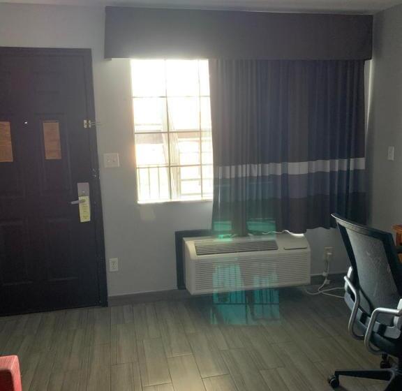 Мотель Deluxe Inn And Suites