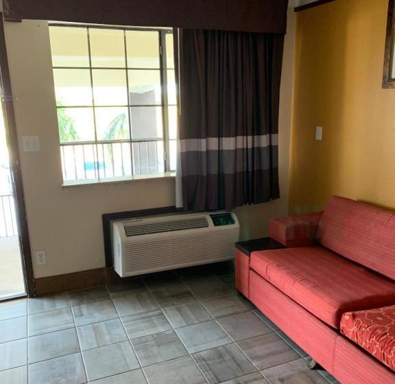 Мотель Deluxe Inn And Suites