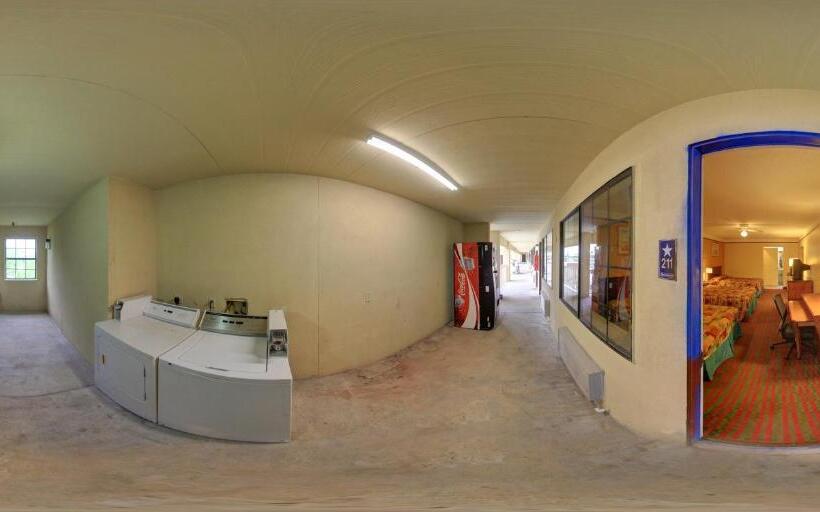 Мотель Deluxe Inn And Suites