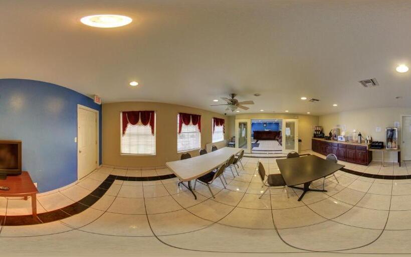 Мотель Deluxe Inn And Suites