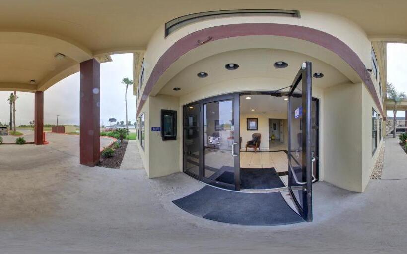 Мотель Deluxe Inn And Suites