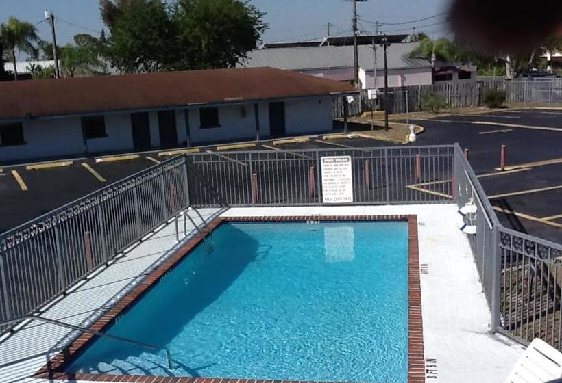 فندق على الطريق Deluxe Inn   Sarasota