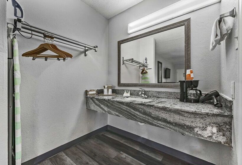 فندق على الطريق Quality Inn