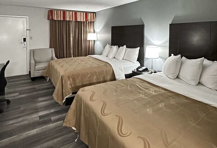 فندق على الطريق Quality Inn